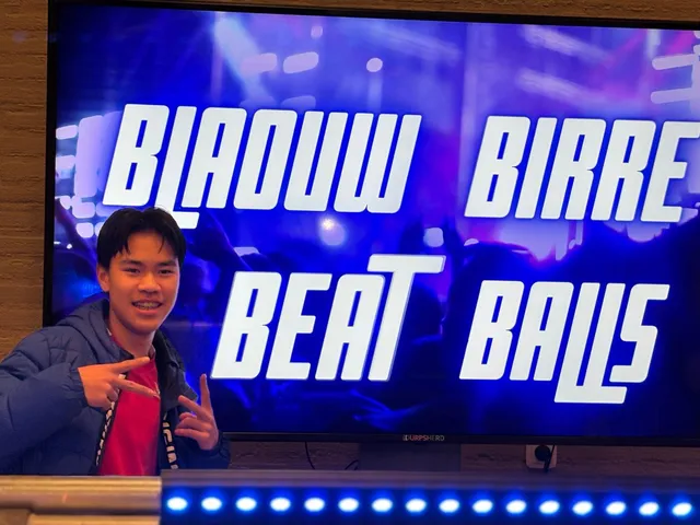 Tjinnakon poseert voor een lichtbak met tekst tijdens een optreden.